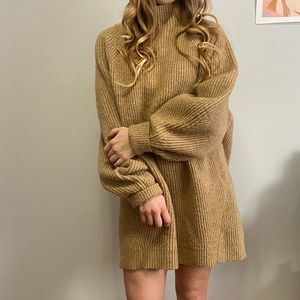Oversized knit sweater in neutral tan/beige - star piece